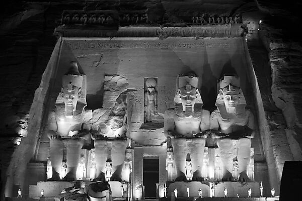 Grosser Tempel von Pharao Ramses II. wird bei Lichtshow beleuchtet