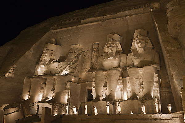 Grosser Tempel von Pharao Ramses II. wird bei Lichtshow beleuchtet