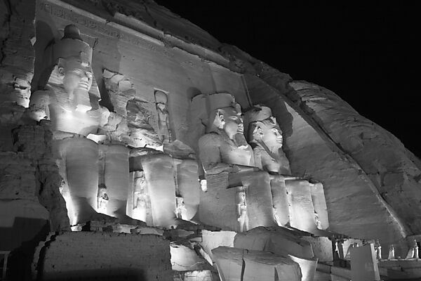 Grosser Tempel von Pharao Ramses II. wird bei Lichtshow beleuchtet