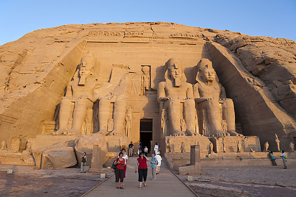 Touristen vor Eingang Tempel von Pharao Ramses II.