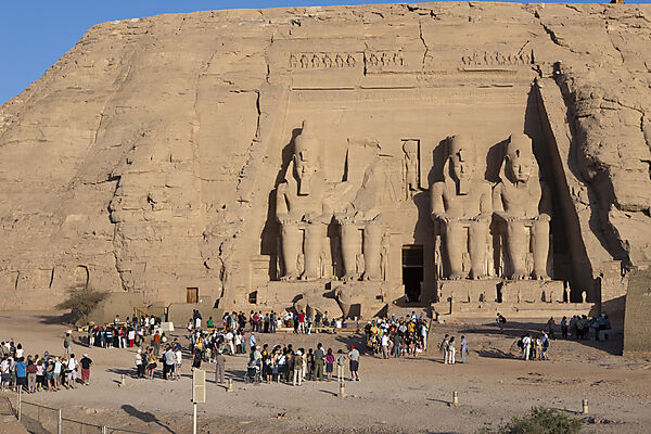 Touristen vor Eingang Tempel von Pharao Ramses II.