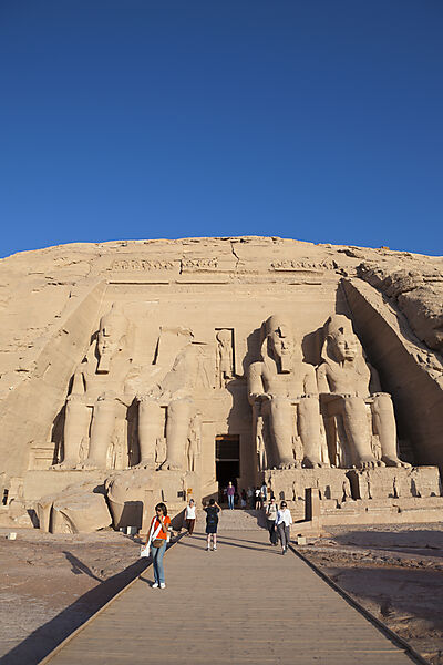 Touristen vor Eingang Tempel von Pharao Ramses II.