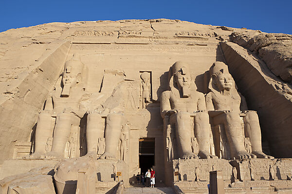 Touristen vor Eingang Tempel von Pharao Ramses II.