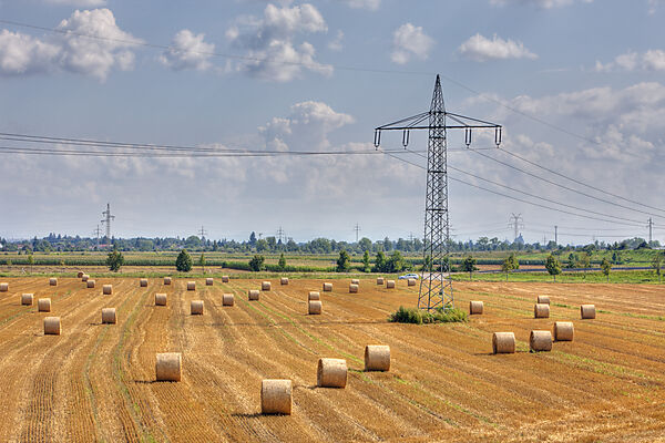 Strommast und Strohballen
