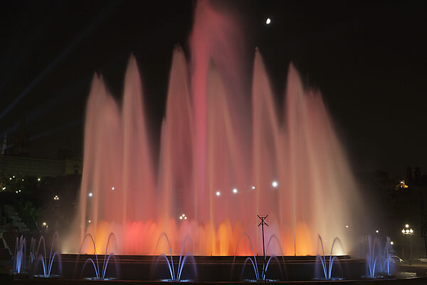 Beleuchtete Wasserspiele am Brunnen Font Magica am Montjuic