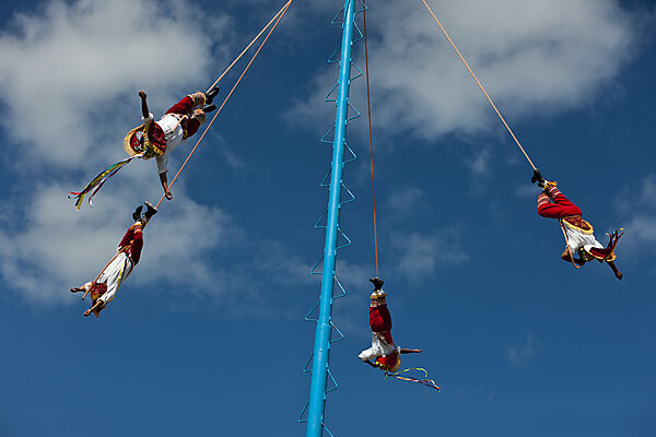 Fliegender Tanz Voladores der Totonaca Indianer
