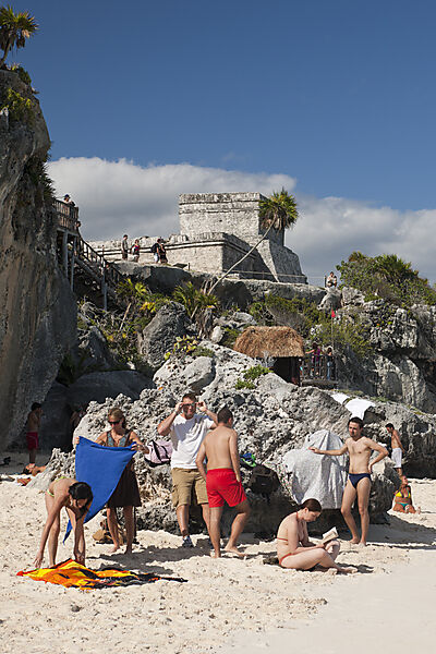 Touristen an den Maya Ruinen von Tulum