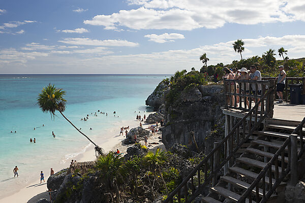 Touristen an den Maya Ruinen von Tulum