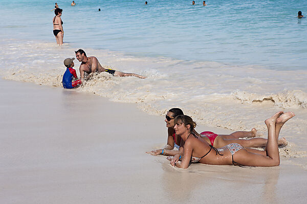 Touristen am Strand vor den Maya Ruinen von Tulum