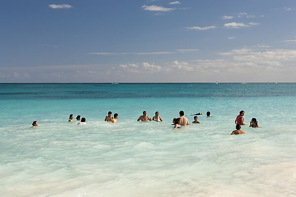 Touristen am Strand vor den Maya Ruinen von Tulum