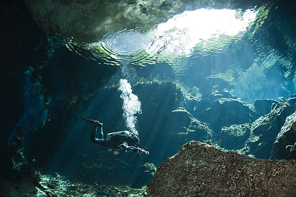 Taucher in Cenote Chac Mool