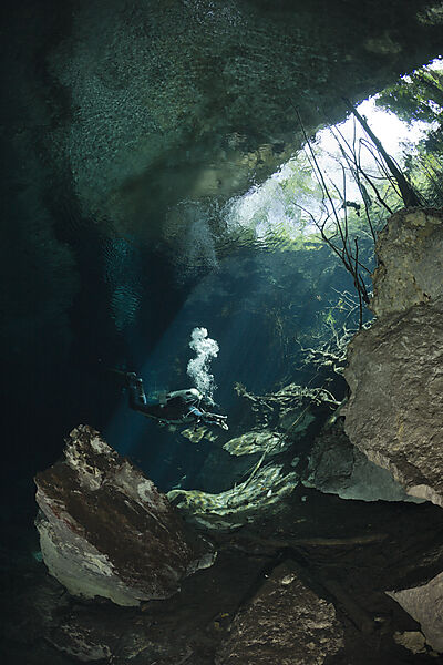 Taucher in Cenote Chac Mool