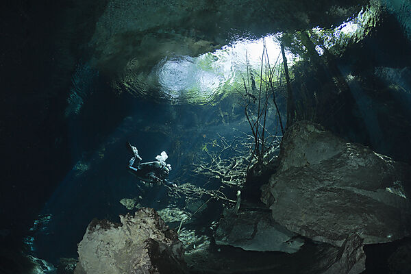 Taucher in Cenote Chac Mool