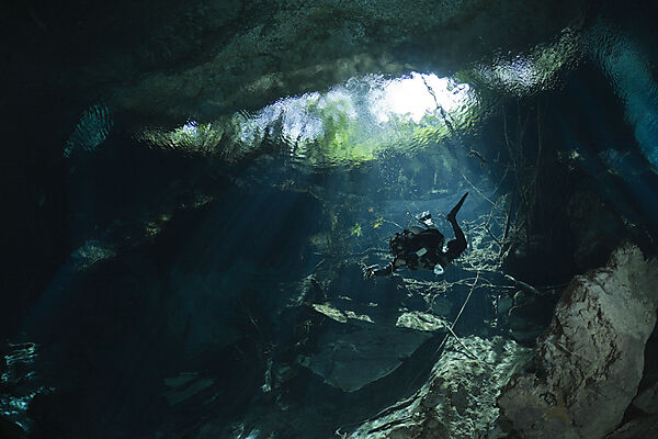 Taucher in Cenote Chac Mool