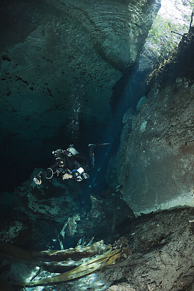 Taucher in Cenote Chac Mool