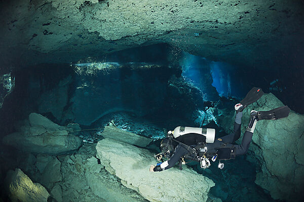 Taucher in Cenote Chac Mool