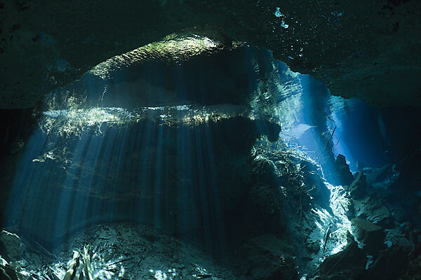 Lichtstimmung in Cenote Chac Mool
