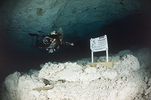 Taucher in Cenote Chac Mool