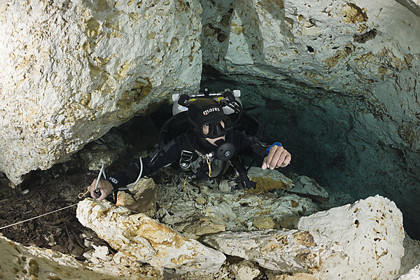 Enger Durchgang in Cenote Chac Mool