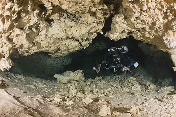 Enger Durchgang in Cenote Chac Mool