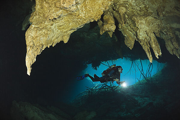 Taucher in Car Wash Cenote Aktun Ha