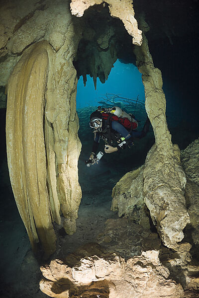 Taucher in Car Wash Cenote Aktun Ha