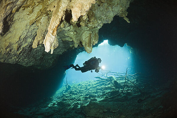 Taucher in Car Wash Cenote Aktun Ha