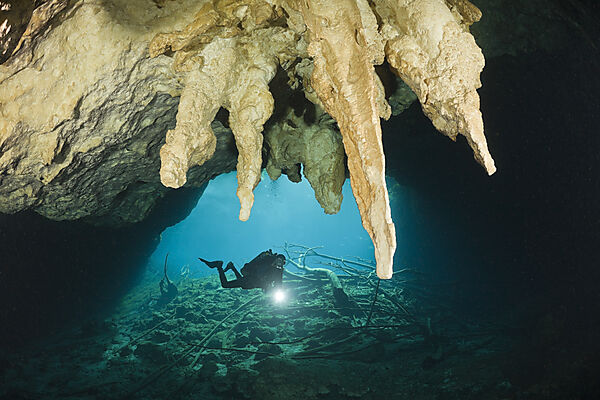 Taucher in Car Wash Cenote Aktun Ha