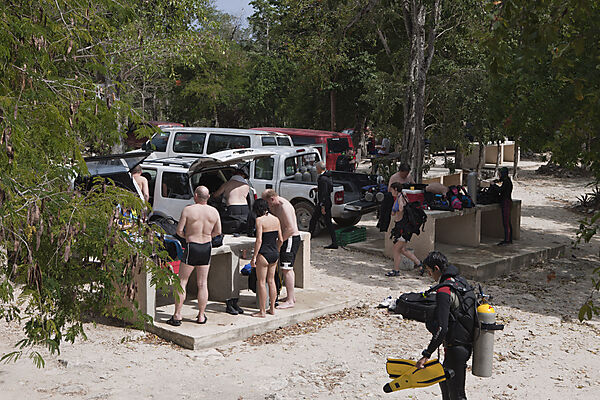 Touristen besuchen die Cenote Dos Ojos