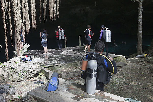 Touristen besuchen die Cenote Dos Ojos