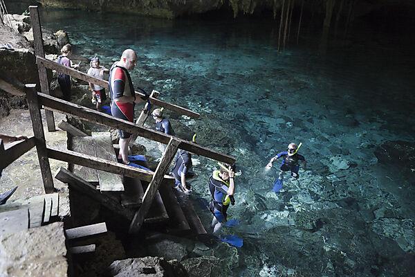 Touristen besuchen die Cenote Dos Ojos