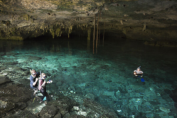 Touristen besuchen die Cenote Dos Ojos