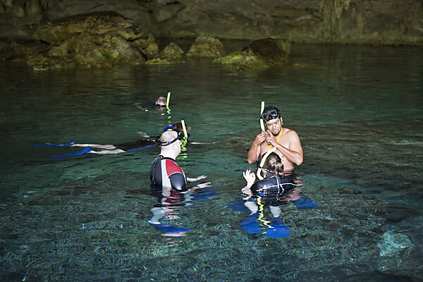 Touristen besuchen die Cenote Dos Ojos