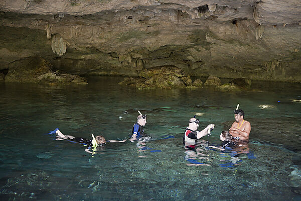 Touristen besuchen die Cenote Dos Ojos