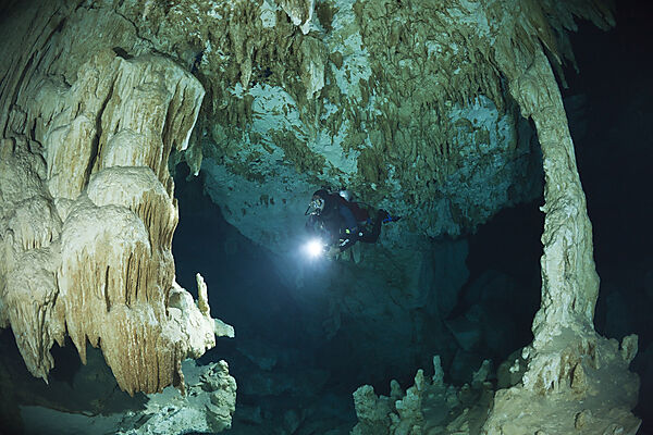 Taucher in Cenote Dos Ojos