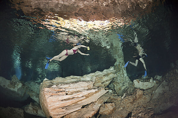Touristen schwimmen in Cenote Dos Ojos