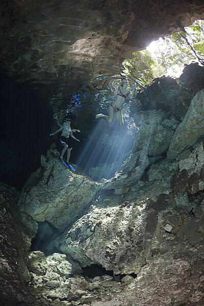 Touristen schwimmen in Cenote Dos Ojos