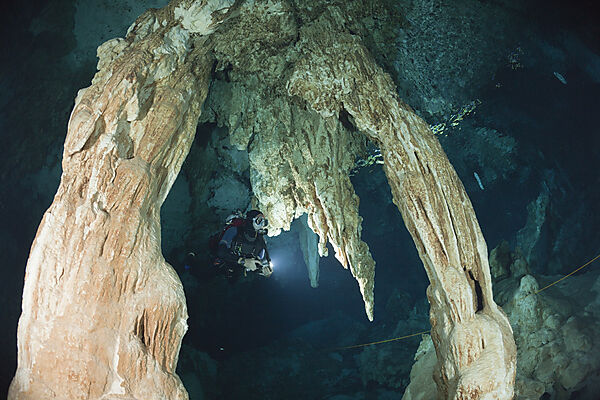 Taucher in Cenote Dos Ojos