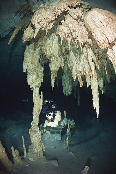 Taucher in Bat Cave Cenote
