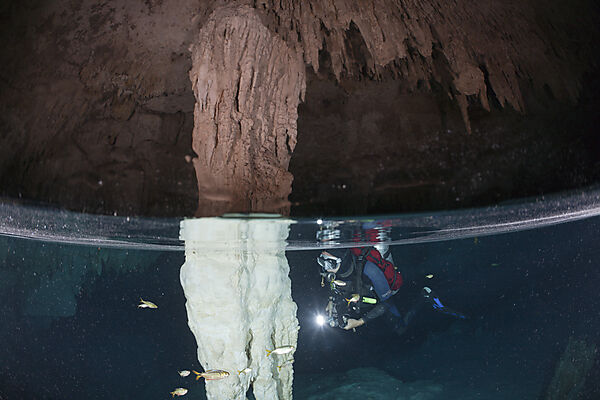 Taucher in Bat Cave Cenote