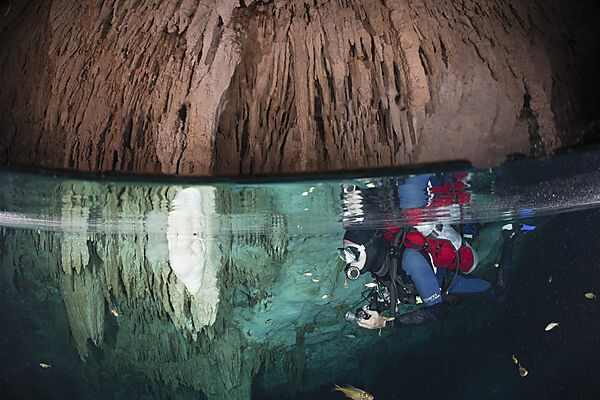 Taucher in Bat Cave Cenote