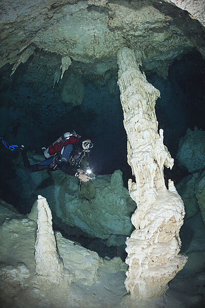 Taucher in Bat Cave Cenote