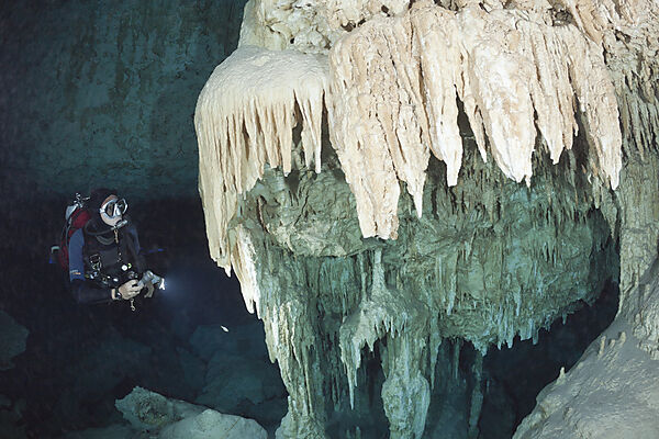 Taucher in Bat Cave Cenote
