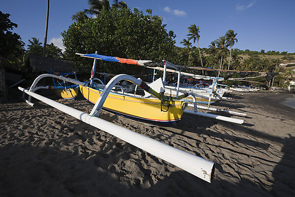 Traditionelle Fischerboote am Strand