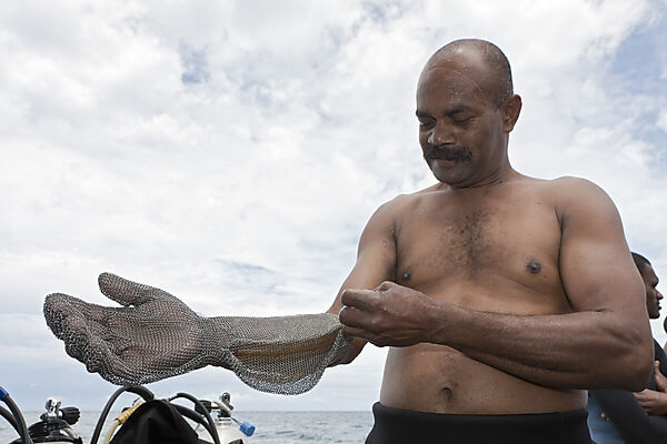 Shark feeder prepares itself with Chain Gloves