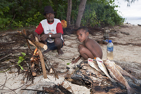 Einheimische kochen am Strand