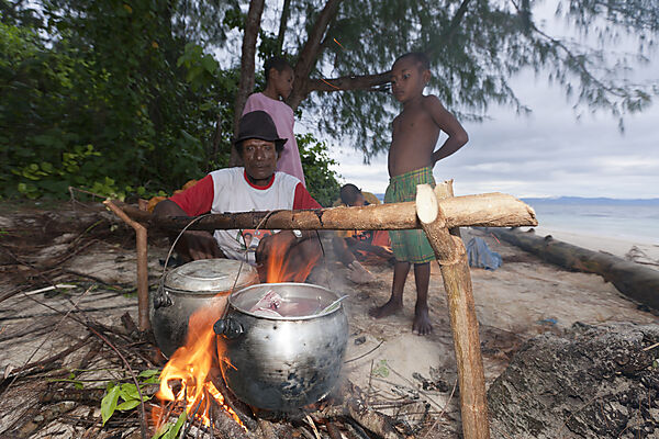 Einheimische kochen am Strand