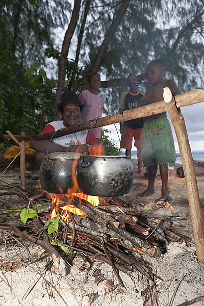 Einheimische kochen am Strand