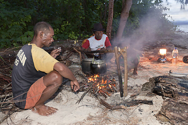 Einheimische kochen am Strand