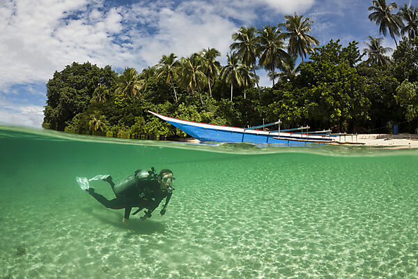 Taucher in der Lagune der Insel Ahe